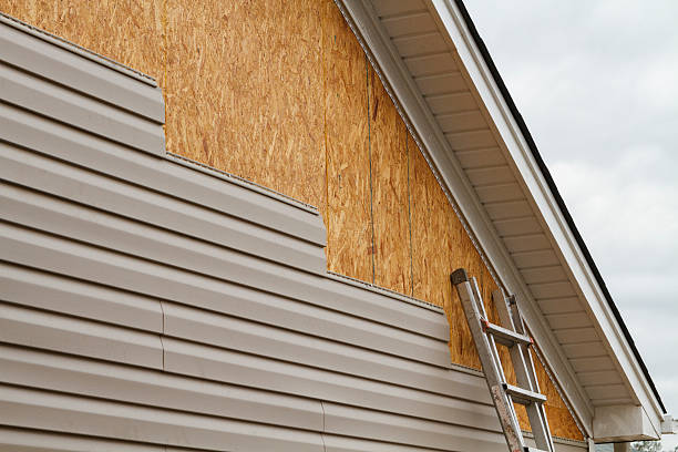 Professional Siding Contractor technician working in Seneca, SC